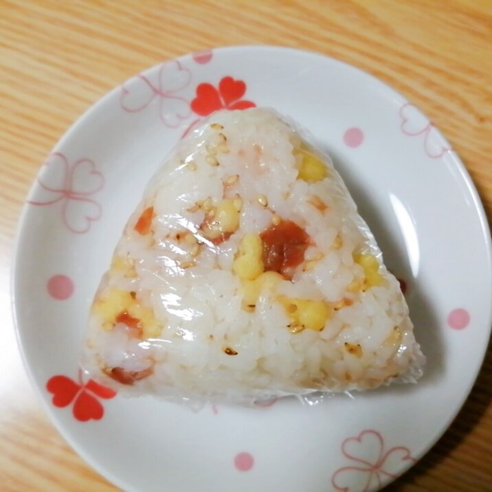 梅干しと揚げ玉とごまのおにぎり